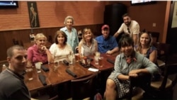 ຍານາງອາລິນາ ອິນທາລີ ( ຂວາ) ແລະນັກທ່ອງທ່ຽວ ກຳລັງຊີມອາຫານ.