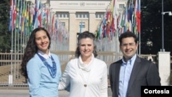 Julieta López (centro), junto a la activista de derechos humanos Gianna Sanchez, y el director de UN Watch Hillel Neuer. López pidió la liberación de su sobrino y del resto de manifestantes presos. 
