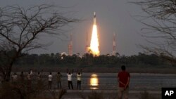 5일 인도 스리하리코타 우주발사장에서 3t급 정지궤도위성을 실은 ‘GLSV-MK3’ 로켓이 발사되고 있다. 