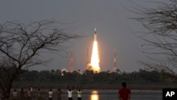 Publik menyaksikan peluncuran roket Vehicle Mk III milik organisasi riset Antariksa India dari Sriharikota, India, 5 Juni 2017. (AP Photo).