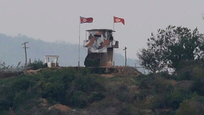Tư liệu: Lá cờ Triều Tiên phất phơ trước gió tại một trạm kiểm soát quân sự ở Paiu, ở biên giới Triều Tiên. (AP Photo/Ahn Young-joon, File)