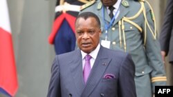 Le président congolais Denis Sassou Nguesso quitte le palais de l'Elysée après la conférence internationale sur la Libye à Paris le 29 mai 2018.