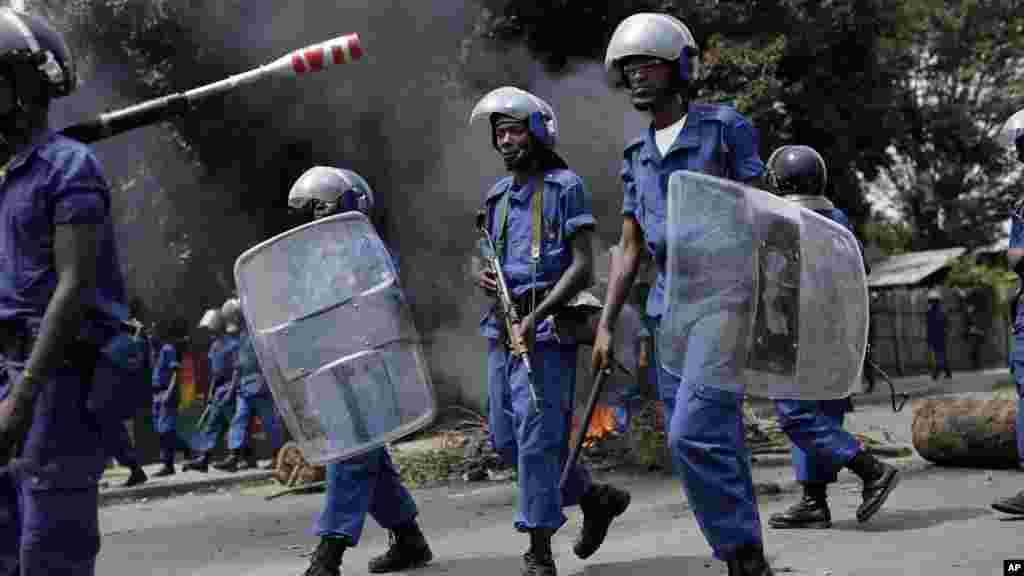 Riot police move into the Mutakara district of Bujumbura, May 4, 2015.