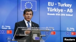 Прем’єр-міністр Туреччини Ахмет Давутоглу на прес-конференції після саміту в Брюсселі