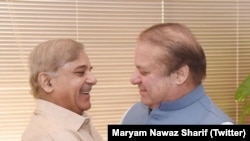 Ông Nawaz Sharif (bên trái) và ông Shahbaz Sharif, ngày 20/04/2017.