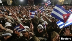 Des cubains agitent des drapeaux leur d'un hommage à Fidel Castro, sur la place de la Révolution à La Havane, Cuba, le 29 novembre 2016. 