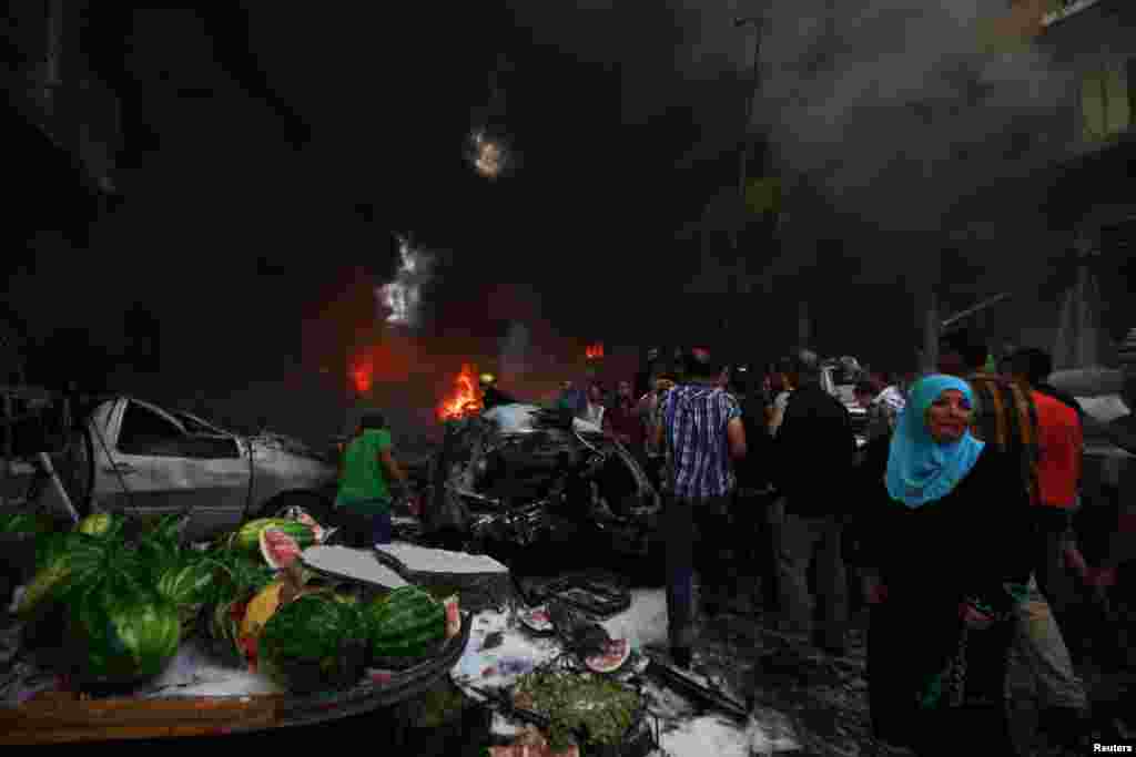Địa điểm xảy ra vụ nổ ở ngoại ô phía nam thủ đô Beirut, Li-băng, nhấn chìm nhiều chiếc xe trong ngọn lửa và cũng làm nhiều người bị mắc kẹt trong một tòa nhà gần đó.