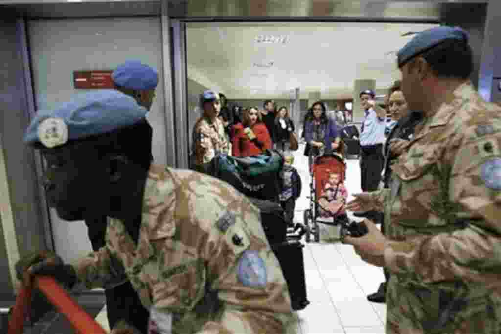 Soldados de Naciones Unidas a su llegada a Egipto desde Chipre.