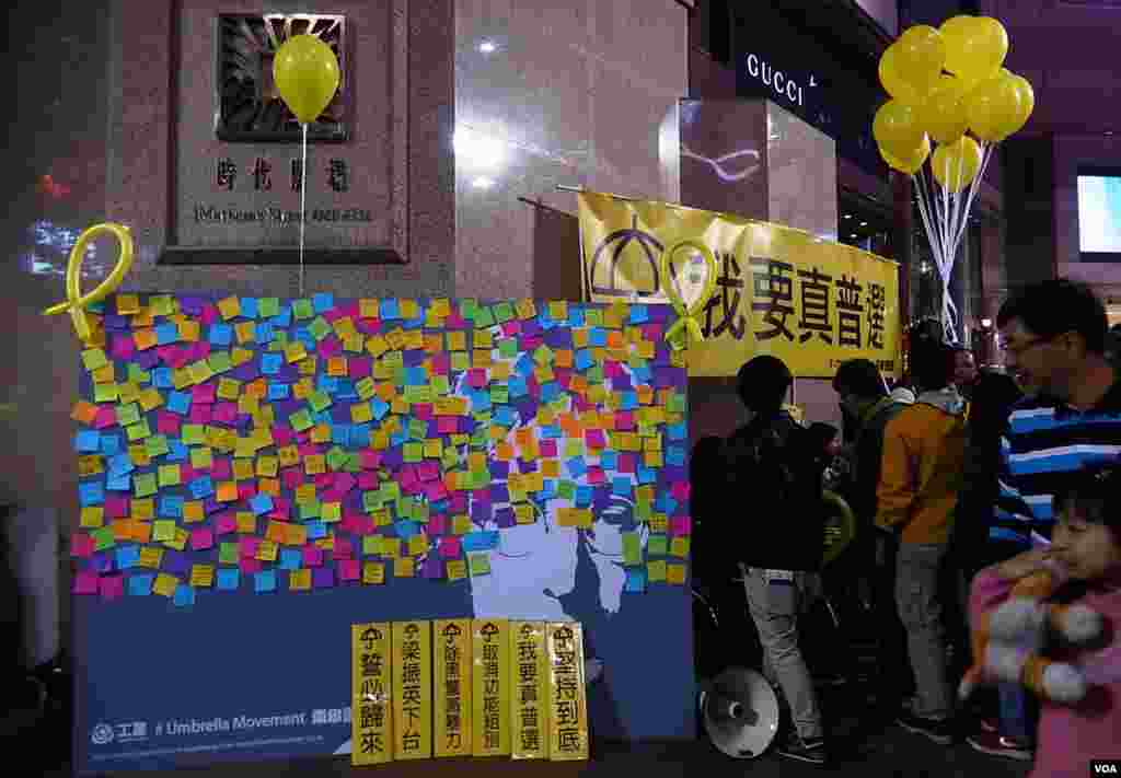 香港工黨在銅鑼灣時代廣場舉行「除夕倒數、爭取真普選」活動
