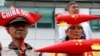 Demonstranti koji nose papirnate kape u obliku brodova i ismevaju rakete, pridružili su se ostalima na protestu ispred kineskog kozulata zbog kinesog navodnog nastavka militarizacije spornih ostrva u Južnom kineskom moru, poznatih kao Spertlis, 10. februara 2018 u Makatiju, istočno od Manile, na Filipinima.