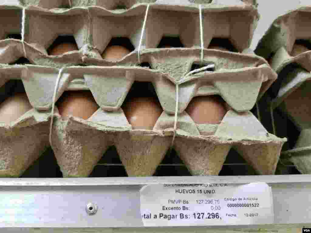 Con un salario mínimo en Venezuela sólo podría comprar menos de dos cajas de huevos de 15 unidades cada una.