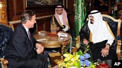 دیوید کمرون نخست وزیر بریتانیا با ملک عبدالله پادشاه سابق عربستان(راست) در جده ملاقات کرد. نوامبر 2012 