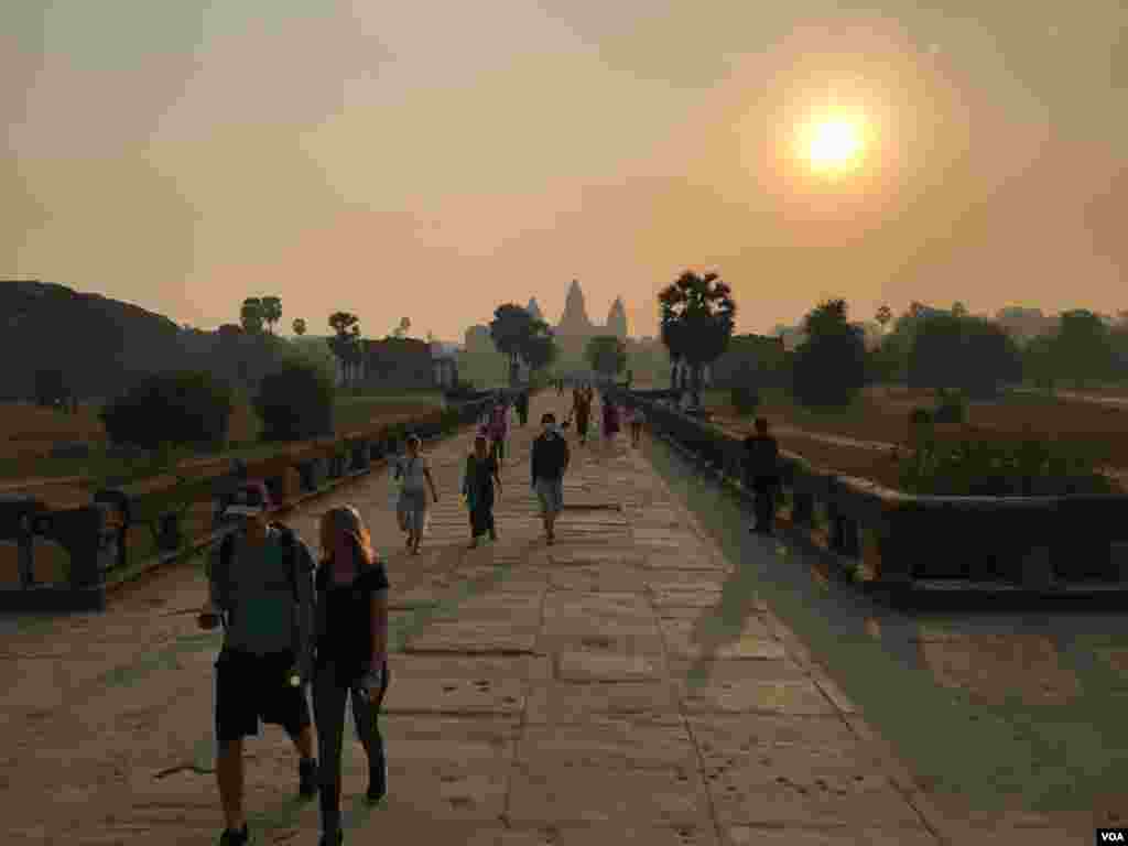 រូបភាពព្រះអាទិត្យរះ នៅលើកំពូលប្រាសាទអង្គរវត្ត កាលពីព្រឹកថ្ងៃទី១៧ កុម្ភៈ ២០១៧ នៅក្នុងខេត្តសៀមរាម ប្រទេសកម្ពុជា មួយថ្ងៃមុនការដាក់បញ្ជាំងខ្សែភាពយន្ត «មុនដំបូងខ្មែរក្រហមសម្លាប់ប៉ារបស់ខ្ញុំ»។ (នៅ វណ្ណារិន/VOA Khmer)