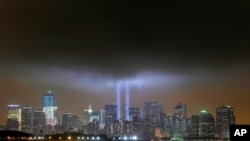Le "Tribute en lumières" est éclairé à côté du World Trade Center. marquant le 10e anniversaire des attaques de 9/11 sur le World Trade Center, à New York, le 11 septembre 2011. (Reuters)