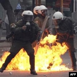 Sukob policije i demonstranata u Atini 15. decembra 2010.