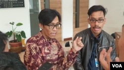 Pengacara publik LBH Masyarakat, Ma'ruf Bajammal (kanan) dan Afif Abdul Qoyim (kiri) saat melaporkan kasus TT ke kantor Komnas HAM di Jakarta pada Senin (20/5). (Foto: VOA/Sasmito)