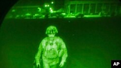 Фото поширене міністерством оборони США зафіксувало, як генерал-майор Крис Донаг’ю ніч з 30 на 31 серпня зайшов до американського транспортного літака в аеропорту Кабула завершивши майже 20 річну військову присутність США в Афганістані