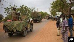 Warga Mali menyambut kedatangan pasukan Perancis di kota Sevare, sekitar 620 kilometer di utara ibukota Bamako (25/1). 