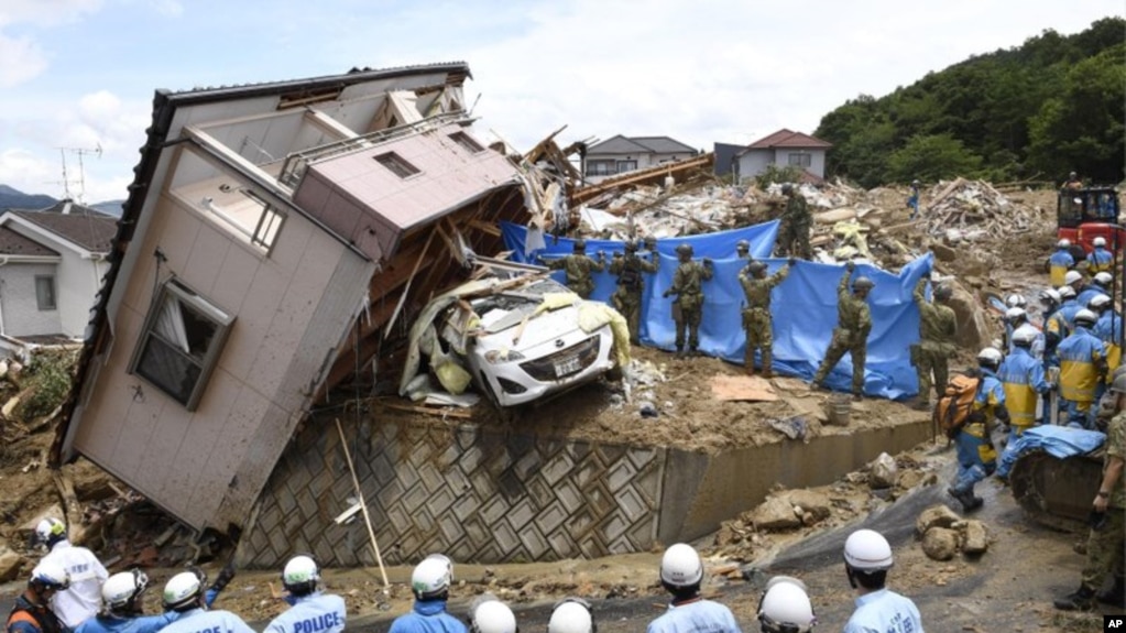 Rescatistas realizan una operaciÃ³n de bÃºsqueda de sobrevivientes en la localidad de Kumano, en la prefectura de Hiroshima, en el oeste de JapÃ³n, el 9 de julio de 2018. 