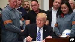 도널드 트럼프 미국 대통령이 8일 백악관에서 미국 철강업계 노동자들이 지켜보는 가운데, 수입 철강과 알루미늄에 새로운 관세를 부과하는 행정명령에 서명했다.