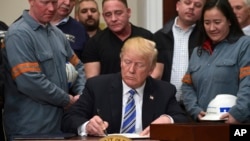 Президент Трамп підписує документи про тарифи на імпорт сталі та алюмінію