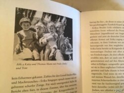 历史的一页 - 童年时代的弗里德.曼(左一)与祖父母 – 托马斯和卡蒂娅.曼还有弟弟托尼1940年代在加州 – 这张照片被收在弗里德.曼撰写的回忆录里。 来源: Natalie Liu/VOA