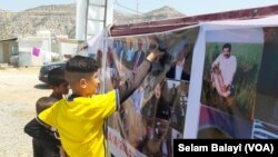 Wêneyên zarok û qurbaniyên qetlîama gundê Koço li kampa Qaidiya bîranaîna 6ê ya komkujiya gundê koço
