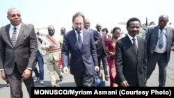 Le Haut-Commissaire des Nations Unies aux droits de l’homme, Zeid Ra’ad Al Hussein (centre), lors de sa visite en République démocratique du Congo en juillet 2016. 