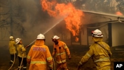 Bomberos batallan el incendio Morton en Nueva Gales del Sur, Australia, el jueves, 23 de enero de 2020.