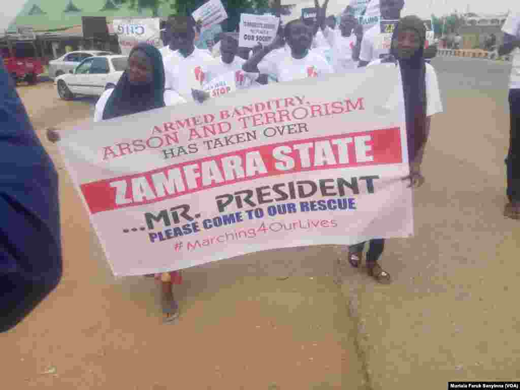 Gamayyar kungiyoyi masu zaman kansu da wasu kungiyoyin matasa sun yi zanga zangar lumana a birnin Zamfara, Gusau, kan yawan garkuwa da kashe kashen mutane da ake yi a Jihar. 