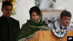 New Indian Kashmir Chief Administrator Mehbooba Mufti (C) takes the oath of office during a ceremony in Jammu, India, April 4, 2016.