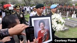 Upacara pemakaman jenazah Ani Yudyono, mantan ibu negara pada periode 2004-2014, hari Minggu 2/6 (Foto: Setpres RI).