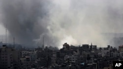 이스라엘의 공습 재개로 27일 가자지구 북부 지역에서 검은 연기가 오르고 있다. 