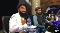 塔利班主要發言人穆賈希德在阿富汗首都喀布爾舉行首次正式記者會（2021年8月17日）