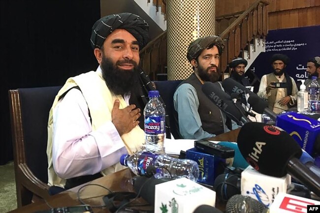 Juru bicara Taliban Zabihullah Mujahid dalam konferensi pers pertama setelah Taliban mengambil alih kekuasaan pemerintahan di Kabul (17/8).