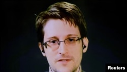 L'Américain Edward Snowden lors d'une conférence vidéo depuis Moscou le 24 septembre 2015.