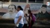 Un retrato de Daniel Ortega, Fidel Castro y Hugo Chávez en Managua. Foto Houston Castillo, VOA