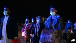 Pengungsi Afghanistan tiba di bandara Thessaloniki, Yunani Utara, Senin, 22 November 2021. 