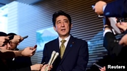 8일 아베 신조 일본 총리가 총리 관저에서 기자회견을 하고 있다.