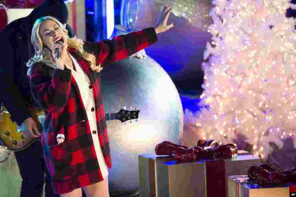 LeAnn Rimes, chanteuse américaine, lors de la céremonie d&#39;illumination du sapin de Noël 2014 au Rockefeller Center, 3 décembre 2014, New-York.