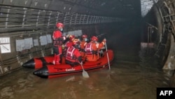 河南鄭州救援人員在地鐵5號線的隧道裡搜尋洪災遇難者。 （2021年7月26日）