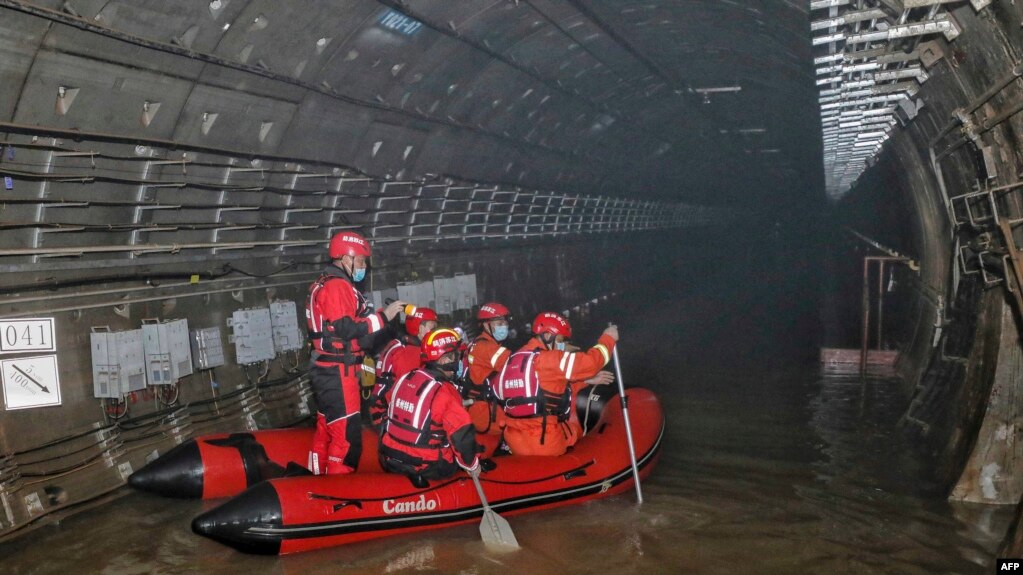 河南郑州救援人员在地铁5号线的隧道里搜寻洪灾遇难者。（2021年7月26日）(photo:VOA)