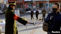 Doğu Türkistan'ın başkenti Urumçi'de arama yapan bir polis