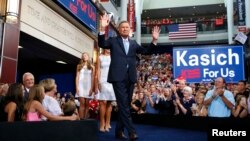 Republican U.S. presidential candidate and Ohio Governor John Kasich arrives on stage to formally announce his campaign for the 2016 Republican presidential nomination during a kickoff rally in Columbus, Ohio, July 21, 2015.