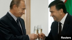 Shavkat Mirziyoyev (o'ngda) Rossiya rahbari Vladimir Putin bilan (arxivdan olingan surat)