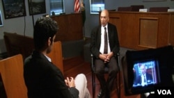 ہارون سلیم وائس آف امریکہ سے گفتگو کرتے ہوئے