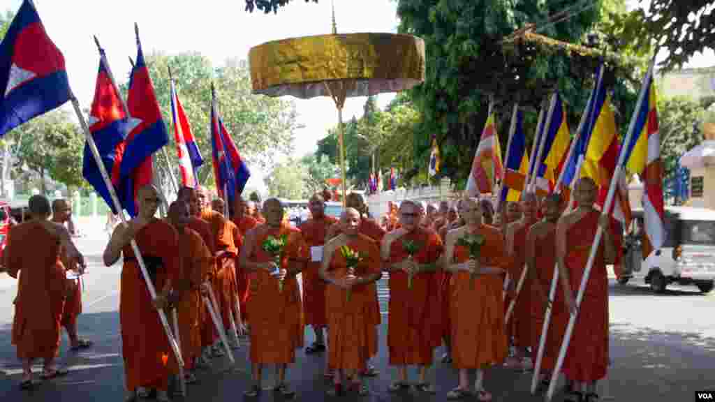 ព្រះសង្ឃ​នៅ​វត្ត​បទុម​វត្តី​ចូលរួម​ក្នុង​ពិធី​ដង្ហែ​ក្បួន​មួយ​នៅ​ថ្ងៃ​បុណ្យ​មាឃបូជា នៅ​ក្រុង​ភ្នំពេញ នា​ថ្ងៃ​អង្គារ ទី​១៩ ខែ​កុម្ភៈ​ ឆ្នាំ២០១៩។ (ណឹម សុភ័ក្រ្តបញ្ញា/VOA) 