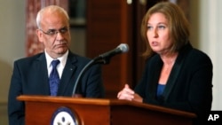 Chief Palestinian negotiator Saeb Erekat (L-R) and Israel's Justice Minister Tzipi Livni speak at a news conference at the end of talks at the State Department in Washington, July 30, 2013. I