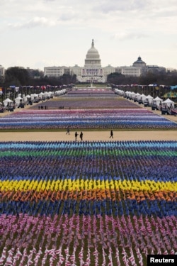 The "Field of Flags" and the U.S. Capitol building are seen ahead of inauguration ceremonies for President-elect Joe Biden in Washington, U.S., January 20, 2021. (REUTERS/Allison Shelley)