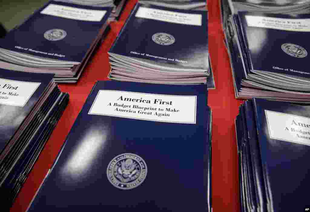 Des copies du premier budget du président Donald Trump à l'imprimerie gouvernementale à Washington, le 16 mars 2017.